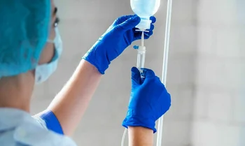 Медсестра устанавливает капельницу