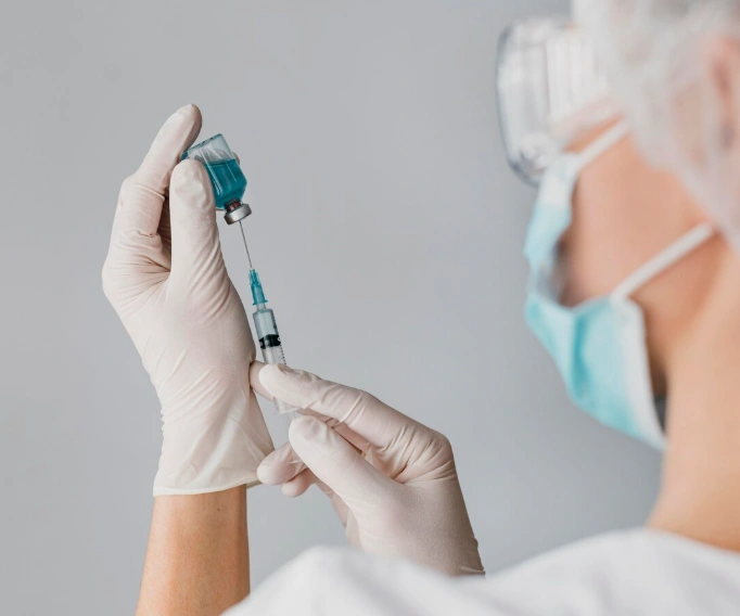 Медсестра устанавливает капельницу для детооксикации