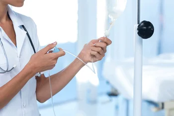 Медсестра с капельницей в руках